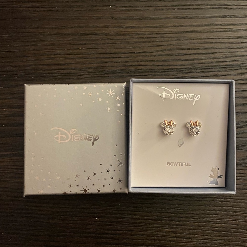 NEW Disney Minnie Mouse earrings